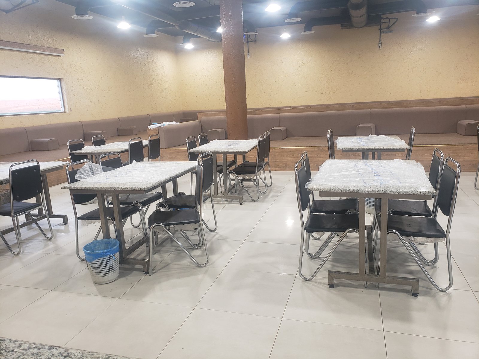 تقديم الطعام داخل المطاعم